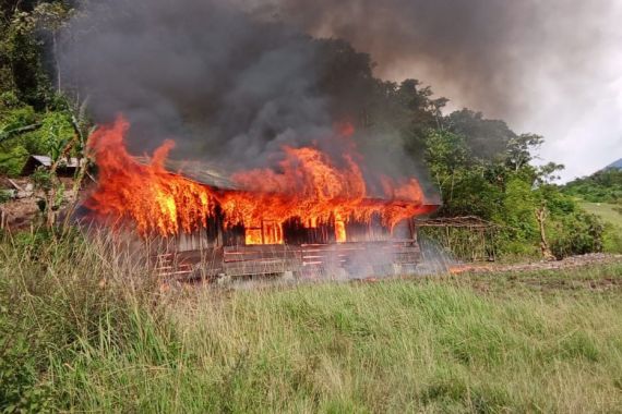 Warga Membakar Kantor Distrik Bukan Semata karena TPS Dipindahkan, Oh Ternyata - JPNN.COM