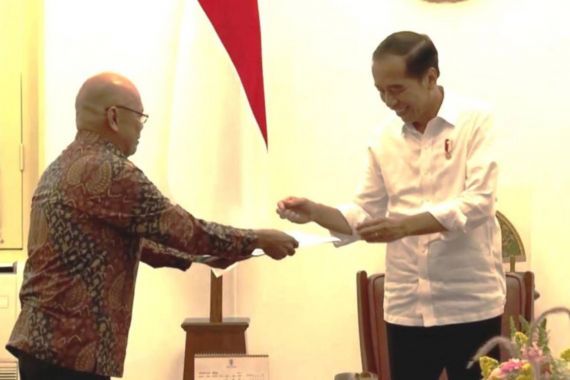Jokowi dan Beberapa Pejabat Mencoblos di TPS 10 Gambir - JPNN.COM
