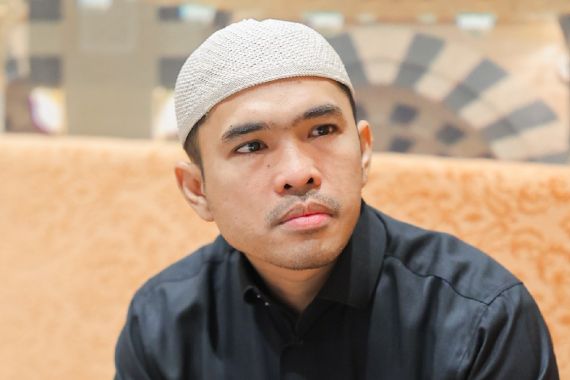 Putra Siregar Perbaiki Jalan di Kampung Halaman, Ada Kepentingan Politik?  - JPNN.COM