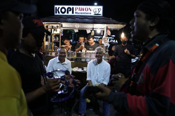 Masa Tenang: Ganjar Menonton Agak Laen di Yogya, Lalu Berwisata Kuliner & Mengopi Bareng Cak Lontong di Semarang - JPNN.COM