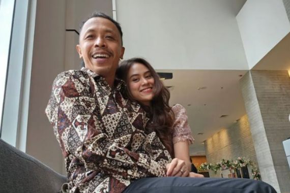 Resmi Bercerai, Furry Setya Masih Pasang Potret Mantan Istri sebagai Wallpaper  - JPNN.COM