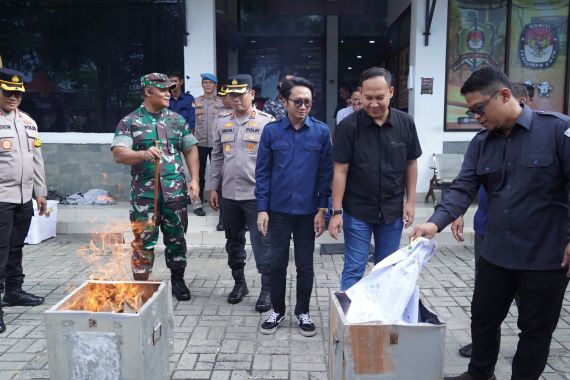 Ratusan Lembar Surat Suara Rusak Dimusnahkan di Jakarta Utara, TNI-Polri Memantau, Lihat - JPNN.COM