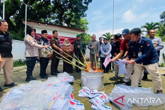 KPU Bogor Musnahkan Ribuan Surat Suara Pemilu 2024 - JPNN.COM