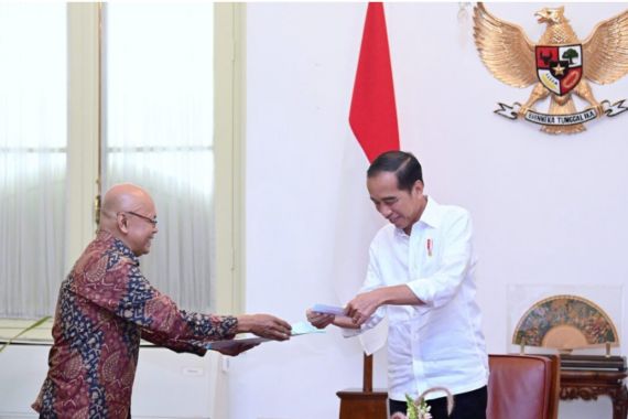 2 Hari Sebelum Pencoblosan, Jokowi Menaikkan Tunjangan Pegawai Bawaslu - JPNN.COM