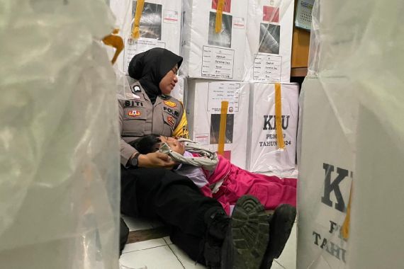 Demi Kelancaran Pemilu di Riau, Polwan Jaga Kotak Suara Sambil Mengasuh Anak - JPNN.COM