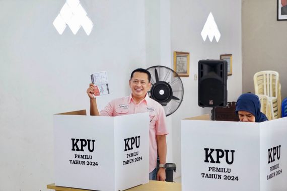 Ketua MPR Bamsoet Berkemeja Pink Saat Mencoblos di TPS 12 Purbalingga, Begini Harapannya - JPNN.COM