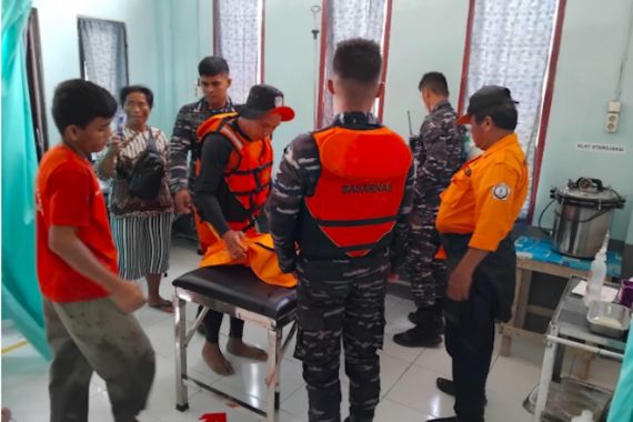 TNI AL Mengevakuasi Jenazah di Perairan Arus Damai - JPNN.COM
