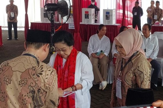 Megawati Mencoblos di TPS 053 Kebagusan, Lihat Siapa yang Mendampingi - JPNN.COM