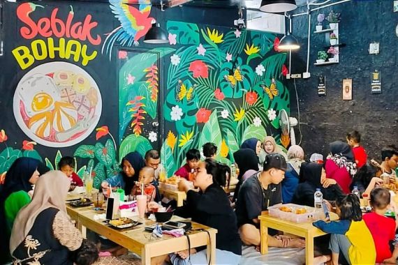 Mencicipi Kuliner Enak dan Murah di Cafe Seblak Bohay - JPNN.COM