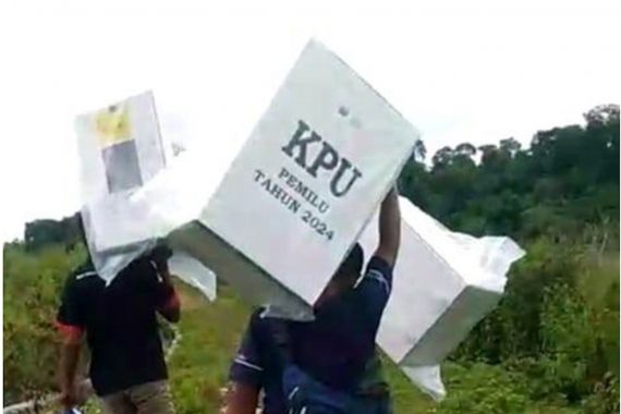 Petugas PPS dan PPK di Flores NTT Membawa logistik dengan Berjalan Kaki - JPNN.COM