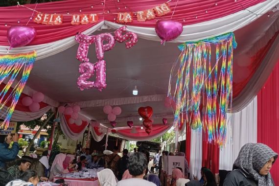 Hari Valentine, TPS 21 di Palembang Dihiasi Serba Pink - JPNN.COM