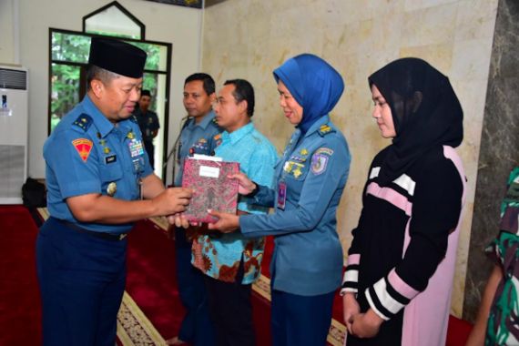 TNI AL Salurkan Zakat dan Infak Kepada Para Mustahik - JPNN.COM
