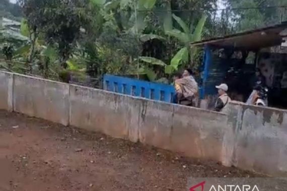Polisi di Sukabumi Gendong Lansia Sejauh 500 Meter Untuk Mencoblos Pemilu - JPNN.COM