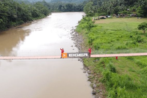 Jembatan EIGER dan Vertical Rescue Indonesia Sambungkan 2 Desa di Pelosok Tasikmalaya - JPNN.COM