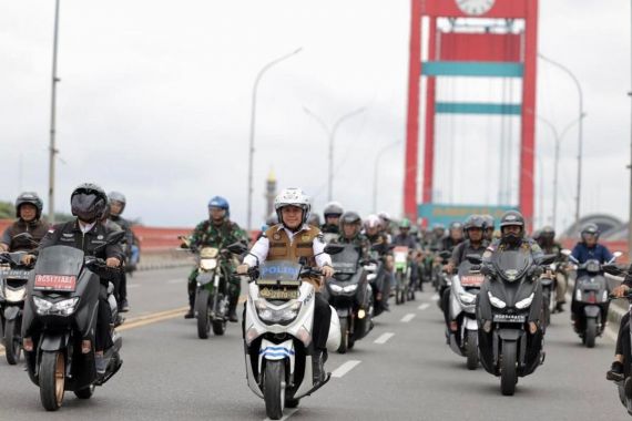 Kendarai Sepeda Motor, Pj Gubernur Agus Fatoni Tinjau 4 TPS di Kota Palembang - JPNN.COM