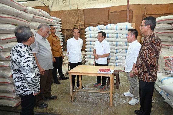 Jokowi Pastikan Stok Beras Melimpah - JPNN.COM