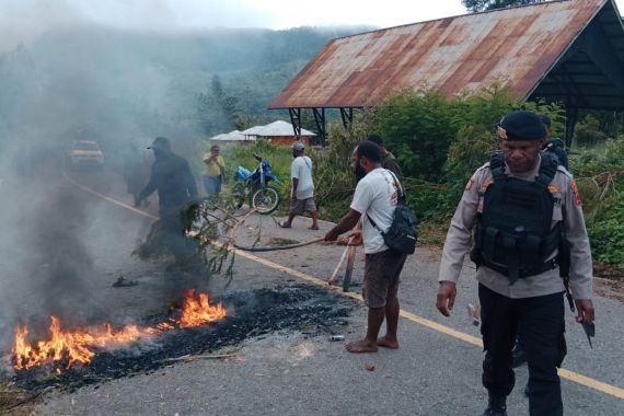 Salah Paham Pemindahan Kotak Suara, Warga Blokir Jalan Trans Papua - JPNN.COM