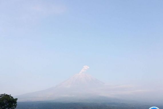 Gunung Semeru Erupsi dengan Menyemburkan Abu Vulkanik Setinggi 1 Km di Atas Puncak - JPNN.COM