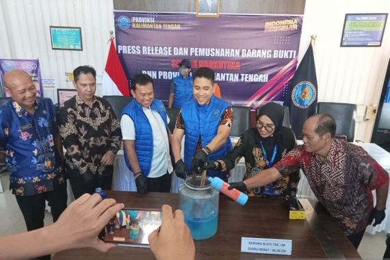 IRT Pemilik 100 Gram Lebih Sabu-Sabu Ditangkap BNNP Kalteng, Pemasok Masih Diburu - JPNN.COM