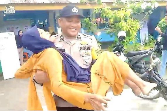 Aksi Mulia Polisi di Riau, Gendong Nenek 93 Tahun ke TPS dan Antar Pulang ke Rumah - JPNN.COM
