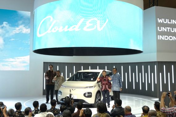 Wuling Cloud EV Melantai di IIMS 2024, Punya Jarak Tempuh 505 KM - JPNN.COM