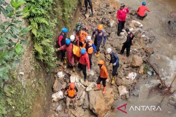 2 Korban Tertimbun Longsor di Muarasari Bogor Meninggal Dunia - JPNN.COM