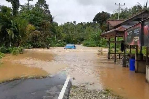 Banjir Merendam Jalan Nasional Perbatasan RI-Malaysia di Kapuas Hulu - JPNN.COM