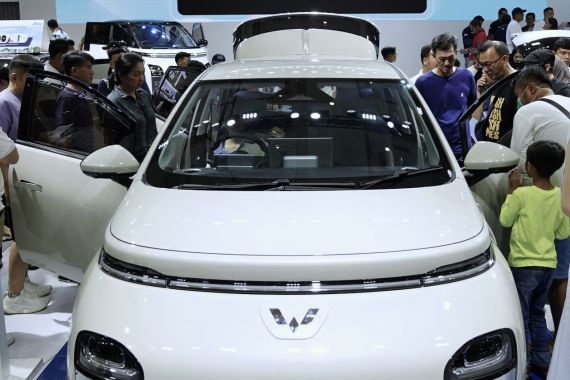 IIMS 2024, Tampilan Cloud EV Menyita Perhatian Pencinta Mobil Wuling - JPNN.COM