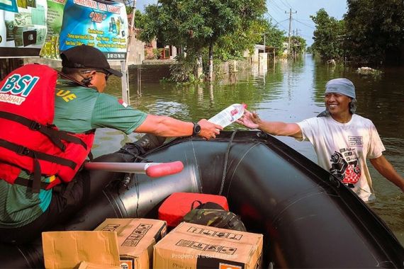 Tanggap Bencana Banjir Demak, BSI Maslahat Salurkan Paket Kebersihan Rumah Tangga - JPNN.COM