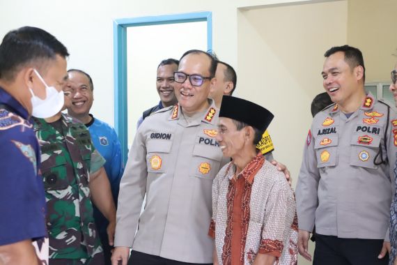 Semringah Warga saat Terima Kunci Setelah Rumahnya Direnovasi TNI-Polri - JPNN.COM