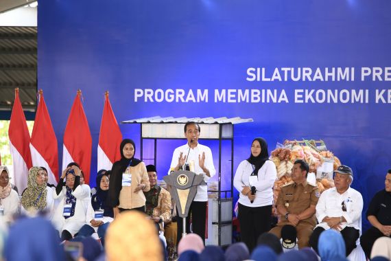 Mama Muda Ini Mencuri Perhatian Jokowi di Tengah 5.000 Nasabah Mekaar Makassar - JPNN.COM