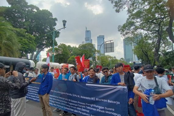 Massa Aksi di KPU Minta Semua Pihak untuk Tidak Menyudutkan Penyelenggara Pemilu - JPNN.COM