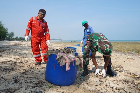 Peduli Kesehatan & Lingkungan, Pertamina Gelar Coastal Clean Up di Tuban - JPNN.COM