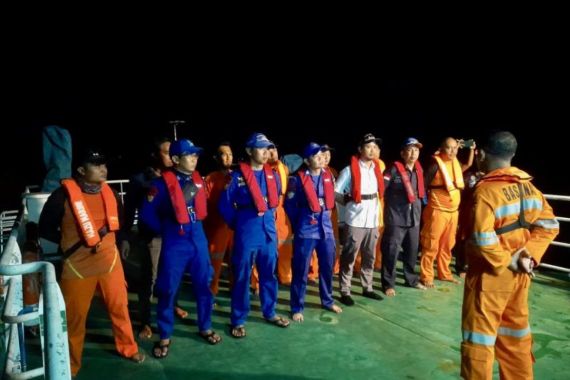 Basarnas Selamatkan 9 ABK Korban Kecelakaan Kapal Laut di Kalsel - JPNN.COM