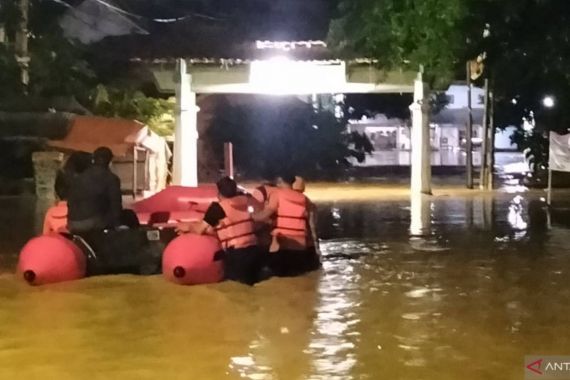 Banjir di Lampung Selatan, BPBD Evakuasi Warga - JPNN.COM
