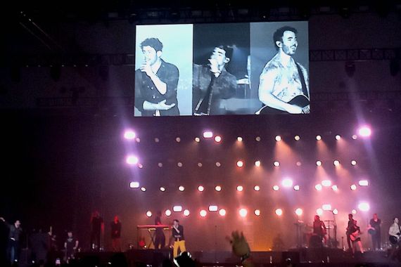 Konser Berlangsung Meriah, Jonas Brothers Bawakan Puluhan Lagu Hit - JPNN.COM