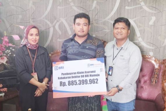 Nasabah UMKM Terima Pembayaran Klaim Asuransi Kebakaran Rp 800 Jutaan - JPNN.COM