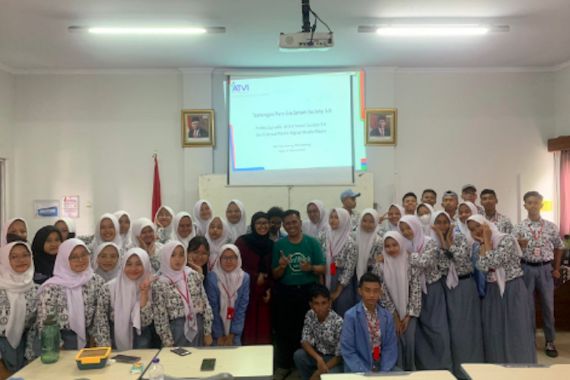 Dosen ATVI Suradi Berikan Pelatihan Jurnalistik di SMA Plus PGRI Cibinong - JPNN.COM