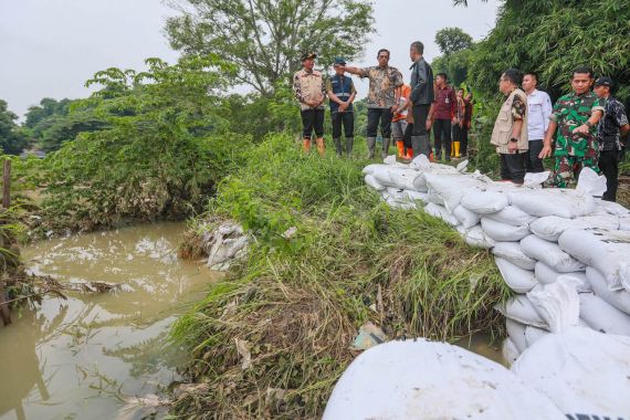 Banjir Brebes Rendam Ribuan Rumah, Pemprov Jateng Pasok Logistik Pengungsi - JPNN.COM