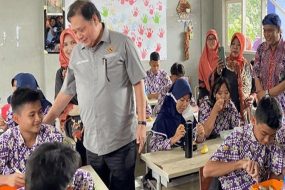 Hadiri Simulasi Makan Siang Gratis di Tangerang, Begini Evaluasi Menko Airlangga - JPNN.COM