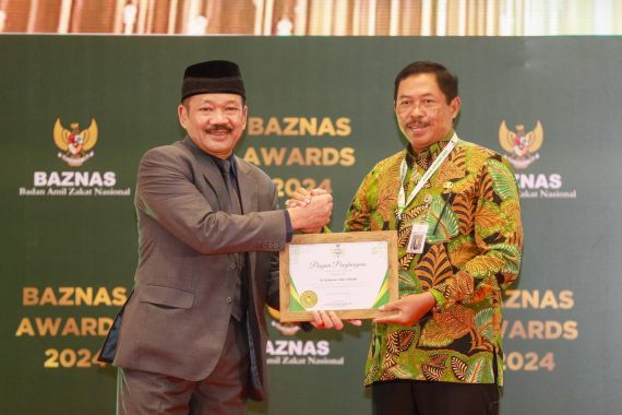 Pj Gubernur Jateng Terima Penghargaan dari Baznas - JPNN.COM