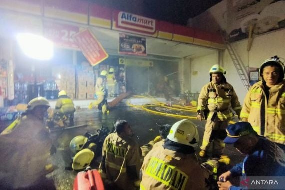 Kebakaran Melanda Sebuah Minimarket di Palmerah, Ini Dugaan Penyebabnya - JPNN.COM