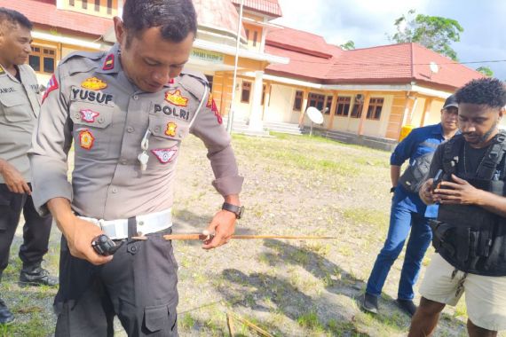 Amankan Kantor Bawaslu, Wakapolres dan Kasat Lantas Jadi Korban Penyerangan Warga - JPNN.COM