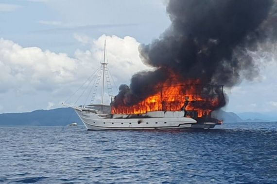 Kapal The Oceanik Terbakar di Perairan Raja Ampat, Begini Kondisi 23 Wisatawan - JPNN.COM