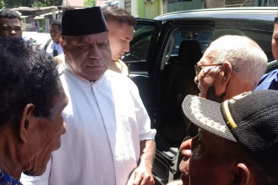 Seusai Jumatan, Irjen Mathius Fakhiri Ingatkan Caleg Tak Korbankan Rakyat demi Suara - JPNN.COM