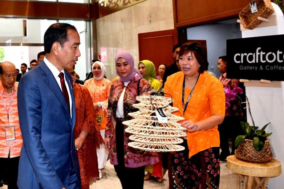 Presiden Jokowi Kunjungi Booth Jamkrindo di Pameran INACRAFT  - JPNN.COM