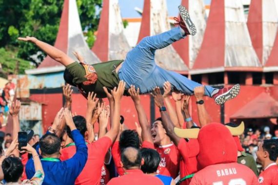 Nama Prabowo Menggetarkan Stadion Agus Salim, Rp 1 Miliar! - JPNN.COM