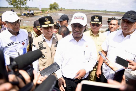 Pj Gubernur Sumsel Bersama Mentan Amran Tinjau Upsus Optimalisasi Lahan Rawa di Banyuasin - JPNN.COM