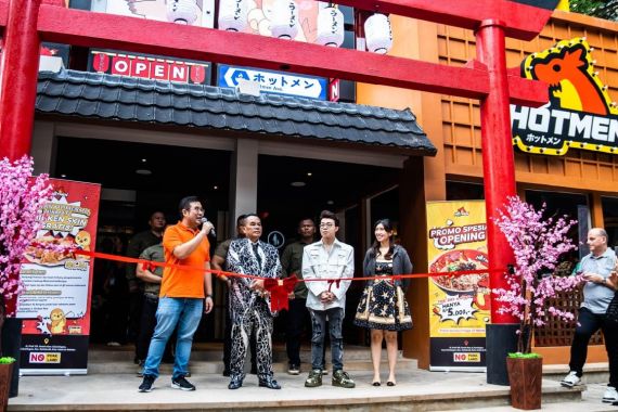 Geluti Bisnis F&B, Hotman Paris Buka Tempat Makan Ramen Murah - JPNN.COM
