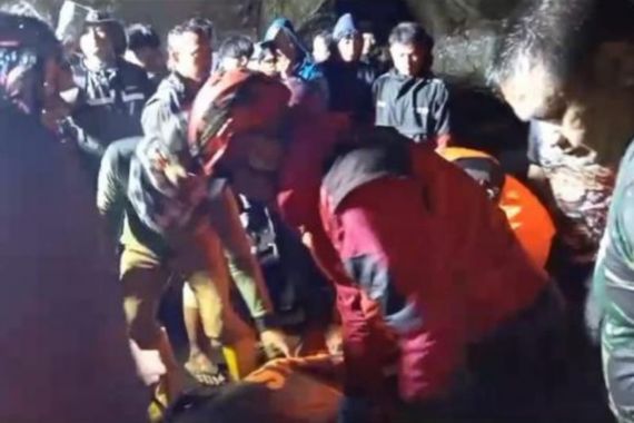 Wisawatan Tenggelam di Curug Cimedang Tasikmalaya Ditemukan Sudah Meninggal Dunia - JPNN.COM